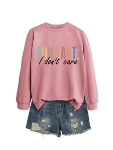 Mise à plat du sweat rose avec texte FUN FACT et ensemble de shorts en jean usé