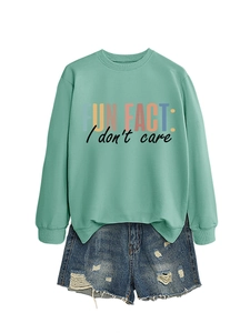 Détail du sweat vert menthe avec imprimé fun fact et short en jean vieilli