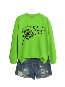 Dettaglio della felpa verde neon Lucky con stampa a trifoglio e pantaloncini in denim blu