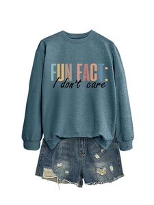 Vue détaillée d'un sweat bleu avec slogan et d'un short en jean déchiré posés à plat
