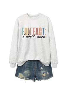 Détail d'un sweatshirt gris avec texte Fun Fact I don't care et short en jean