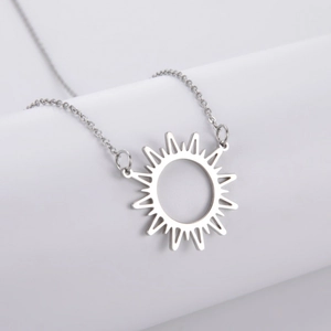 Collier minimaliste en acier inoxydable avec pendentif soleil et fini poli brillant