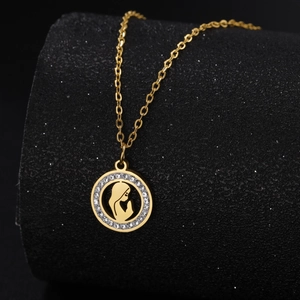 Collana con ciondolo Vergine Maria dorata e cristalli su supporto nero di design