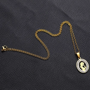 Dettaglio della collana con pendente Vergine Maria placcata oro e zirconi bianchi