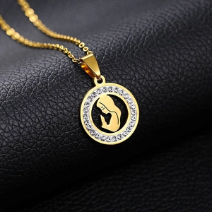 Collana in acciaio inossidabile dorato con pendente Maria e cristalli bianchi lucidi