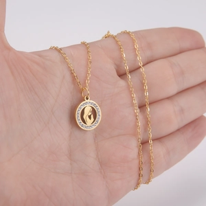 Collana in acciaio dorato con pendente Maria Vergine e zirconi per donna