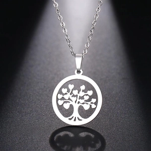 Dettaglio del ciondolo albero della vita argentato con foglie a cuore su sfondo nero