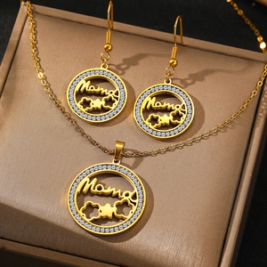 Parure collier et boucles d'oreilles MAMA dorée avec cristaux blancs en écrin