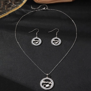 Détails du coffret bijoux Mama en acier inoxydable avec collier et boucles d'oreilles