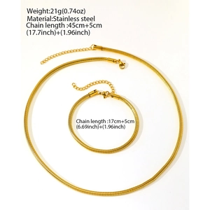 Détails d'ensemble de collier et bracelet maille serpent en acier doré avec dimensions