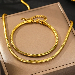 Vue détaillée de la maille serpent plaquée or et du fermoir mousqueton de haute qualité