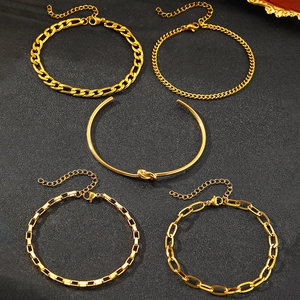 Dettaglio del set da 5 bracciali oro con catena Figaro, maglia serpente e rigido a nodo