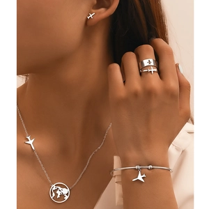Set gioielli aereo e terra color argento con collana, anelli e orecchini minimalisti