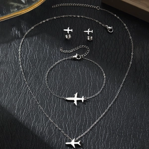 Ensemble bijoux avion vintage avec collier, bracelet et boucles d'oreilles sur cuir noir