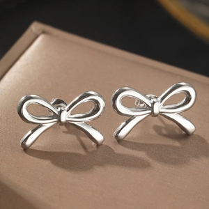 Boucles d'oreilles nœud argenté minimalistes en acier inoxydable 18K pour un look élégant