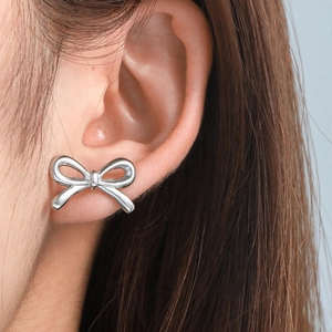 Élégantes boucles d'oreilles nœud en argent poli en acier inoxydable plaqué or 18 carats