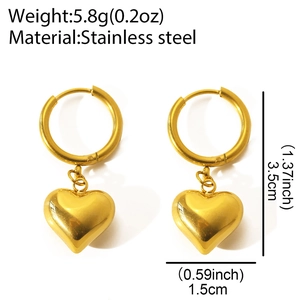 Boucles d'oreilles créoles en acier plaqué or 18 carats avec pendentifs cœur en 3D