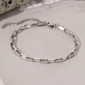 Bracelet chaîne argenté minimaliste avec maillons rectangulaires et fermoir mousqueton