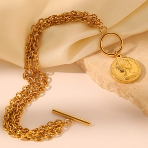 Bracelet multicouche en chaîne dorée avec fermoir à bascule et pendentif pièce