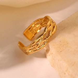 Dettaglio della trama a catena placcata oro 18K e design dell'anello regolabile