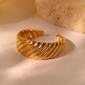 Bague croissant dorée élégante avec texture spirale polie et anneau ouvert ajustable