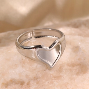 Anello regolabile a cuore in argento con design concavo su supporto di pietra