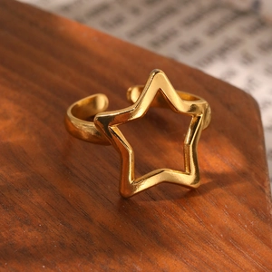 Bague étoile évidée minimaliste en finition plaqué or avec anneau ajustable ouvert