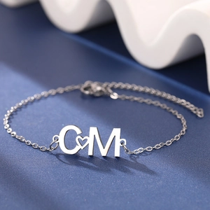 Bracelet minimaliste en acier inoxydable argenté avec initiales C et M et motif cœur