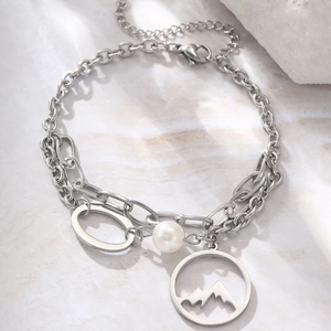 Détail du bracelet foi double couche en acier inoxydable avec charme montagne et perle