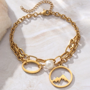 Bracelet doré multi-rangs en acier inoxydable avec pendentif montagne et perle blanche