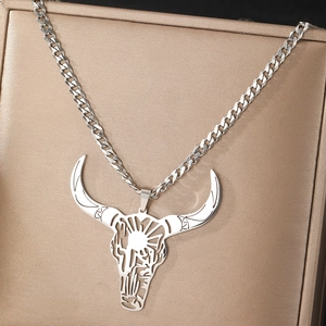 Collana con ciondolo teschio di toro argento con motivi del deserto e catena piatta