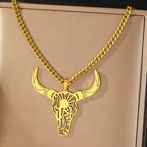 Collana con ciondolo a testa di toro dorata con dettagli selvaggi e catena cubana