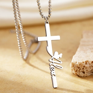 Vista macro della collana a croce personalizzata in acciaio inox con cuore e nome Alexa