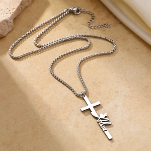 Collana personalizzata con croce in acciaio argento e nome Alexa su catena a sfere