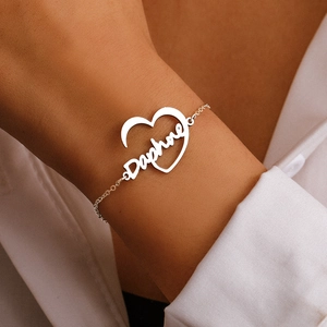 Bracelet coeur argenté personnalisé avec gravure Daphne sur une chaîne en acier