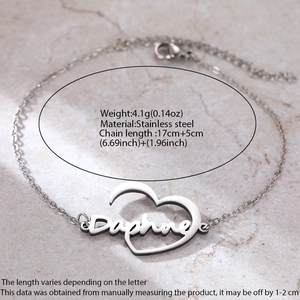 Bracelet coeur personnalisé en acier inoxydable avec pendentif prénom Daphne sur marbre