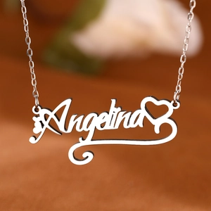 Collier prénom Angelina personnalisé en acier inoxydable argenté avec motif de cœur