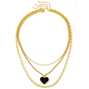 Collier doré à trois rangs avec pendentif cœur et maille cubaine sur fond blanc