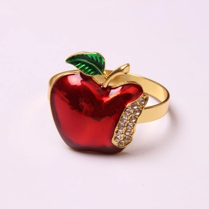 Rond de serviette de Noël doré avec pomme rouge émaillée et strass blancs brillants