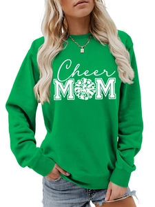 Détail du sweat vert Cheer MOM avec lettrage artistique blanc et poignets côtelés