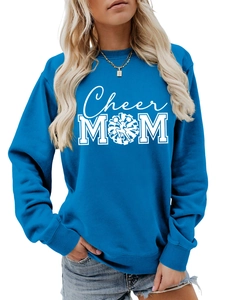 Détail du sweat bleu Cheer MOM montrant les poignets côtelés et l'imprimé graphique blanc