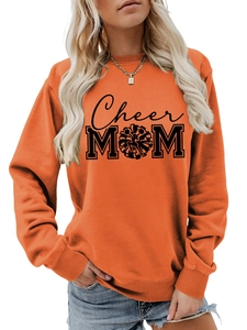 Gros plan du lettrage Cheer MOM et du graphique de pompon sur le sweat-shirt orange en coton