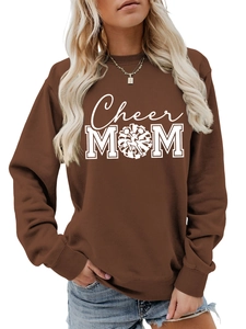 Gros plan du sweat-shirt marron à col rond avec impression graphique Cheer MOM blanche