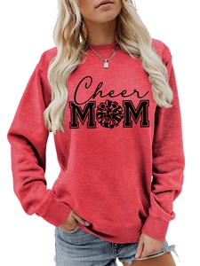 Détail de l'imprimé graphique Cheer MOM sur un sweat-shirt rouge à manches longues