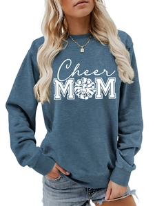 Gros plan de l'imprimé Cheer MOM avec silhouette de pom-pom girl sur sweat-shirt bleu marine