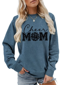 Détail du sweat-shirt bleu Cheer MOM avec col côtelé et design imprimé de haute qualité