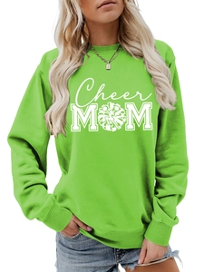 Détail du col côtelé et imprimé blanc Cheer MOM sur le sweat-shirt vert vif pour femme
