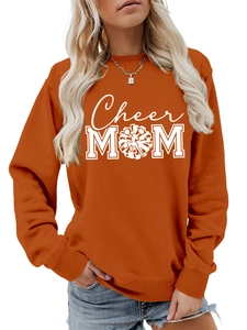 Détails des poignets côtelés et du logo Cheer MOM imprimé sur le sweat-shirt orange