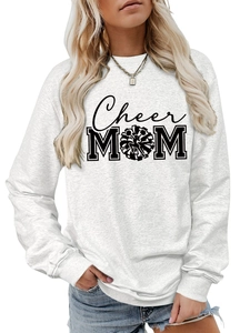Détail du sweat-shirt gris à manches longues avec texte Cheer MOM et silhouette de pom-pom girl