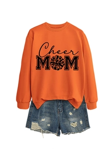 Détails du sweat orange Cheer MOM avec poignets côtelés et mini-short en jean bleu à trous